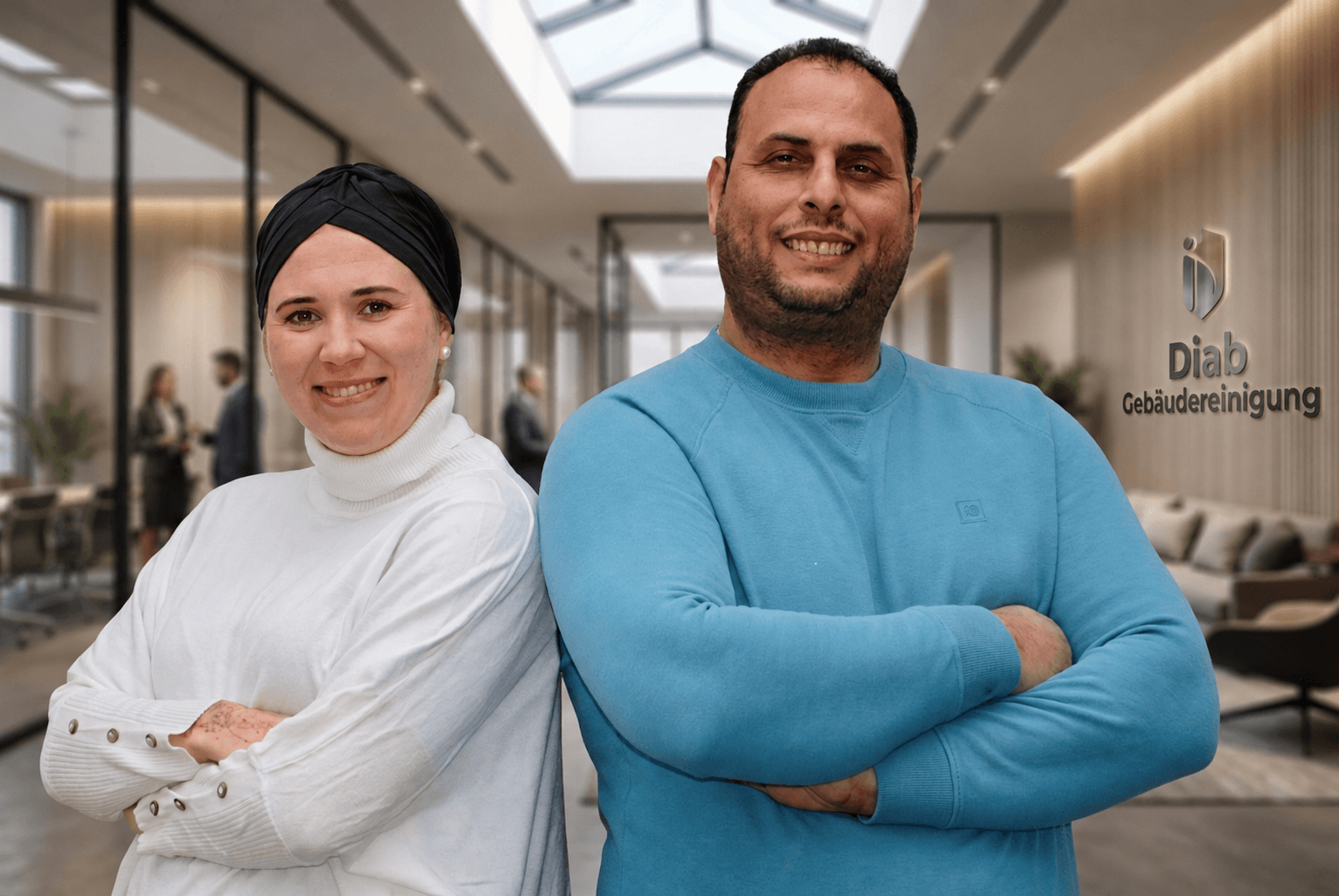 Justyna Agnieszka Zyab und ihr Ehemann vor dem Logo von Diab Gebäudereinigung